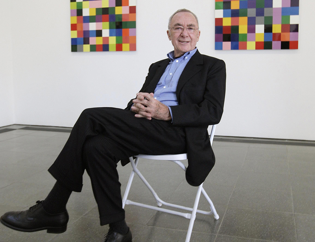Gerhard Richter sitzt auf einem Stuhl